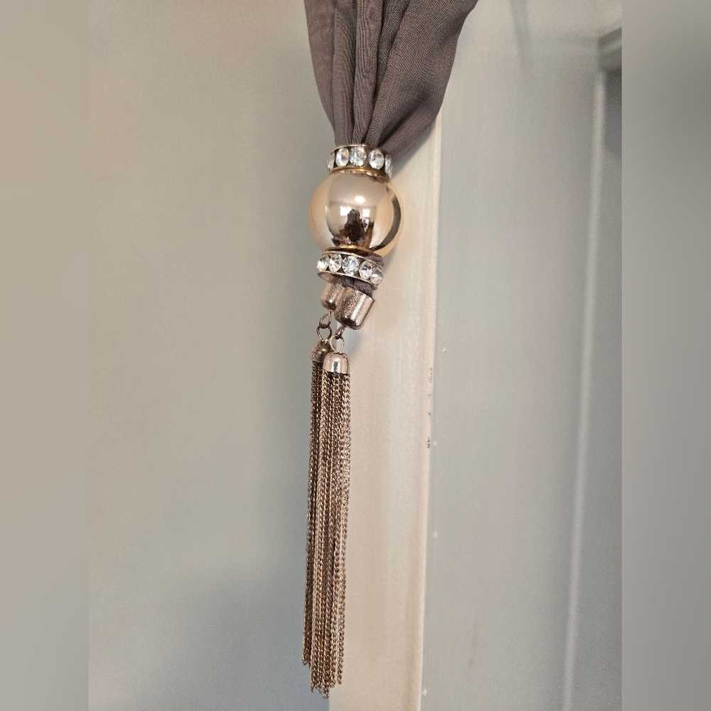 Luxurious Gray and Silver Scarf with Ornate Detailing